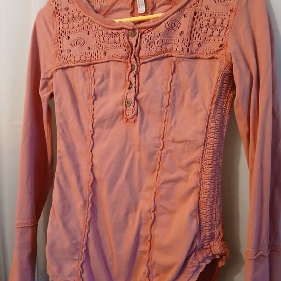 FREE PEOPLE Shell Lace Henley T-shirt Top XS Pink Scoop neck Gold Coast LS - Picture 3 of 10